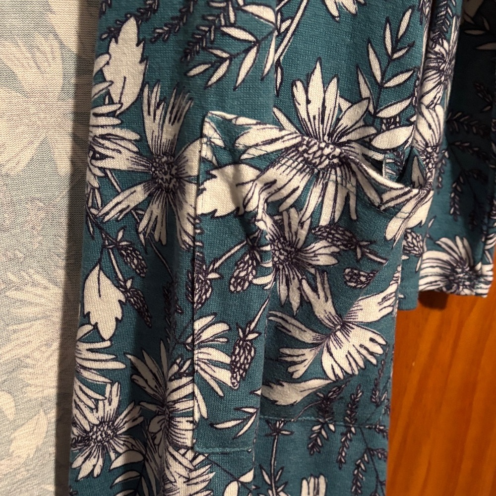 🎄NEW LOWER PRICE🎄~
LuLaRoe Teal and White Patterned Cardigan - Picture 4 of 4